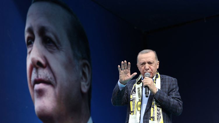 Le président turc Recep Tayyip Erdogan prononce un discours lors d'un meeting pour la campagne présidentielle à Ankara, le 30 avril 2023. (ADEM ALTAN / AFP)