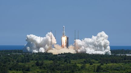 Le module Wentian propulsé par une fusée, le 24 juillet 2022, depuis le centre de lancement de Wenchang, sur l'île tropicale de Hainan, en Chine. (LIU HUAIYU / MAXPPP)