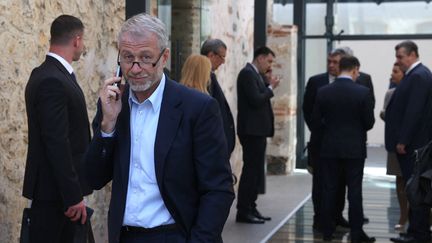 Roman Abramovitch au téléphone en marge des négociations entre l'Ukraine et la Russie, le 29 mars 2022, au palais de&nbsp;Dolmabahce d'Istanbul (Turquie). (SERGEY KARPUHIN / SPOUTNIK VIA AFP)