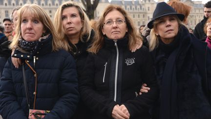 Les filles de Jacqueline Sauvage et ses avocates, lors d'un rassemblement contre sa condamnation en appel, le 12 décembre 2015 à Paris. (CITIZENSIDE / GEORGES DARMON / AFP)