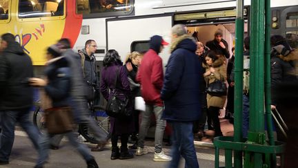 Des passagers du TER en gare de Thionville (Moselle), le 16 février 2016. (JULIO PELAEZ / MAXPPP)