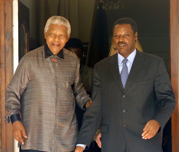 Pierre Buyoya (à droite), alors président du Burundi, et Nelson Mandela (à gauche), ancien président de l'Afrique du Sud, à Johannesburg le 5 mai 2001 (ALEXANDER JOE / AFP)