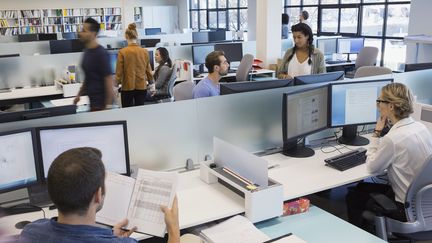 Des salari&eacute;s travaillent dans un bureau organis&eacute; en open-space.&nbsp; (HERO IMAGES / GETTY IMAGES)