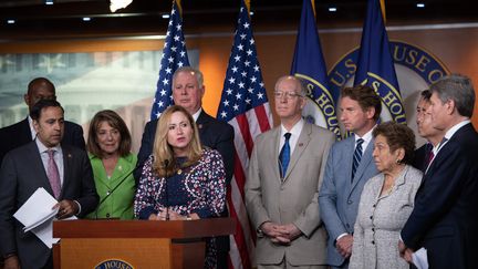 Des élus démocrates lors d'une conférence de presse après le vote d'une motion condamnant les propos jugés "racistes" de Donald Trump, mardi 16 juillet, à&nbsp;Washington. (SAUL LOEB / AFP)