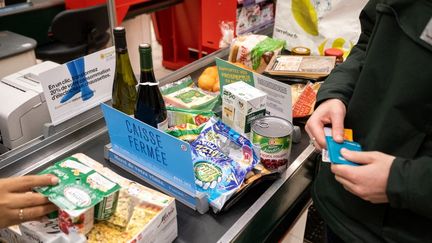 Le tapis roulant d'une caisse de supermarché, en Bretagne (image d'illustration). (MARTIN BERTRAND / HANS LUCAS)