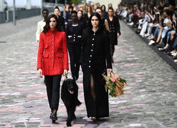 Défilé Chanel lors de la semaine de la haute couture automne/hiver 2023/24 à Paris, le 4 juillet 2023. (CHRISTOPHE ARCHAMBAULT / AFP)