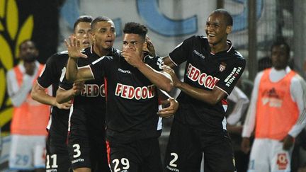 La joie des joueurs mon&eacute;gasques, men&eacute;s par Emmanuel Rivi&egrave;re, lors de leur victoire &agrave; Marseille (Bouches-du-Rh&ocirc;ne), le 1er septembre 2013.&nbsp; (BORIS HORVAT / AFP)