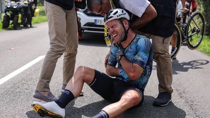 Mark Cavendish en souffrance après sa chute sur le Tour de France, le 8 juillet 2023. (THOMAS SAMSON / AFP)