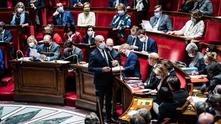 Le ministre de l'Education, Jean-Michel Blanquer, lors des questions au gouvernement à l'Assemblée nationale, à Paris, le 11 janvier 2022. (XOSE BOUZAS / HANS LUCAS / AFP)