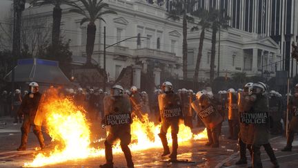 Des &eacute;chauffour&eacute;s entre forces de l'ordre et manifestants ont &eacute;clat&eacute;&nbsp;place Syntagma &agrave; Ath&egrave;nes (Gr&egrave;ce), le 12 f&eacute;vrier 2012. (YANNIS BEHRAKIS / REUTERS)