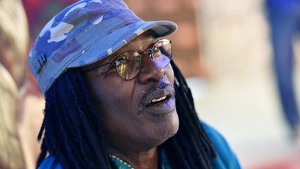 A Abidjan, Alpha Blondy a lancé une émission de radio où il lit des livres (17 mars 2015)
 (Sia Kambou / AFP)