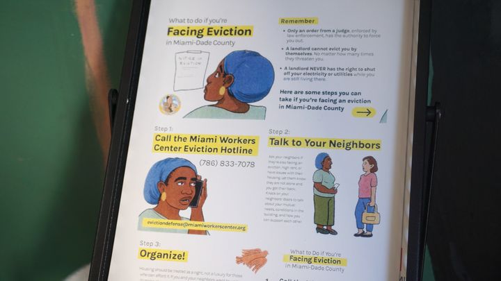 Une affiche du Miami Workers Center donne des conseils aux locataires menacés d'expulsion, lors d'un atelier au siège de l'organisation, le 28 septembre 2024. (MARIE-VIOLETTE BERNARD / FRANCEINFO)