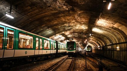 Des métros garés dans une zone de stockage souterraine de la RATP&nbsp;à Paris, le 20 octobre 2022. (CHRISTOPHE ARCHAMBAULT / AFP)