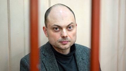 L'opposant russe Vladimir Kara-Mourza lors d'une audition dans un tribunal de Moscou, le 10 octobre 2022. (NATALIA KOLESNIKOVA / AFP)