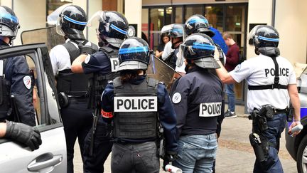 Des policiers lors des émeutes entre jeunes et forces de l'ordre, le 30 juin, sur la Place Kléber, à Strasbourg. (FRANCK KOBI / MAXPPP)