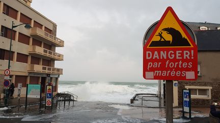 Panneau de vigilance en cas de grandes marées à Saint-Malo (Ille-et-Vilaine), en février 2020. (BENJAMIN FONTAINE / FRANCE-BLEU ARMORIQUE)