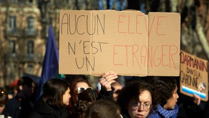 Des manifestants réunis contre la loi immigration à Toulouse (Haute-Garonne), le 20 janvier 2024. (ALAIN PITTON / NURPHOTO / AFP)