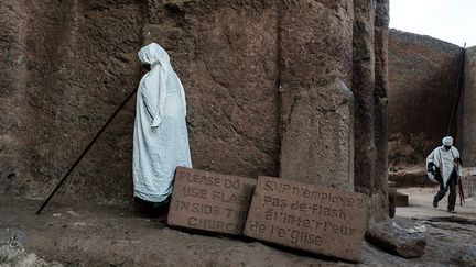 "Nous sommes ici à cause du patrimoine", dit Yitibarek Getu, un diacre local. "S'il n'y a pas de patrimoine, imaginez ce qu'il va se passer !" L'aide financière proposée par le président français Emmanuel Macron lors de sa visite en Ethiopie pour la rénovation du site va-t-elle résoudre ces problèmes? Les habitants l'espèrent. (EDUARDO SOTERAS / AFP)