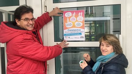 Le créateur de la Fête des voisins Atanase Perifan a collé des affiches sur les portes d'immeuble pour rappeler l'importance de la solidarité entre voisins, le 4 mars 2020. (EMELINE FERRY / FRANCE-BLEU PARIS)