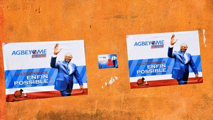 Les affiches de la campagne présidentielle de l'ancien Premier ministre&nbsp;Agbéyomé Kodjo dans les rue de Mango (nord du Togo), le 15 février 2020.&nbsp; (PIUS UTOMI EKPEI / AFP)