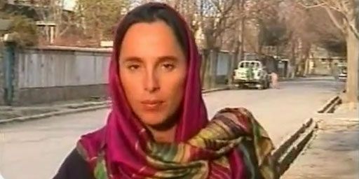 Dorothée Olliéric, lors d'un reportage réalisé avec Gilles Jacquier en Afghanistan, en mars 2001. (FTV)