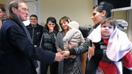 Claude Guéant dans un centre de réfugiés (25 novembre 2011) (AFP)