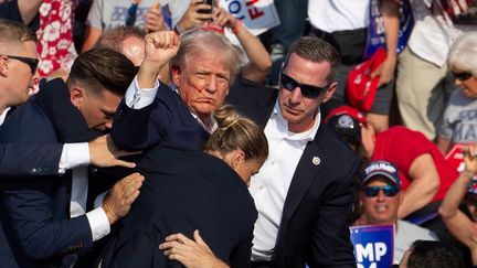 Donald Trump évacué d'un meeting en Pennsylvanie après avoir échappé à une tentative d'assassinat, le 13 juillet 2024. (REBECCA DROKE / AFP)