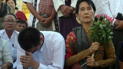 elle effectue sa première visite depuis sa libération. Accompagnée de son fils, elle se rend à la pagode Shwedagon, lieu d’où sont parties, les manifestations pacifiques pour l’instauration de la démocratie en Birmanie. (AFP PHOTO / Soe Than WIN)