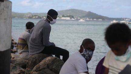 Mayotte était confinée depuis le 5 février 2021. La circulation du virus covid-19 ralentit de façon continue et permet un déconfinement dès lundi 15 mars à 4 heures. Illustration (ALI AL-DAHER / AFP)