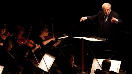 Pierre Boulez dirige l'Orchestre de Paris, sous la Pyramide du Louvre, le 20 décembre 2011, devant 2.500 personnes.
 (Revelli-Beaumont/SIPA)