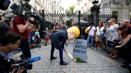 Un homme déguisé en Boris Johnson manifeste près du 10, Downing Street, à Londres, contre la décision du Premier ministre britannique de suspendre le Parlement juste avant le Brexit, le 28 août 2019. (HENRY NICHOLLS / REUTERS)