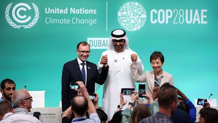 Le président de la COP28, Sultan Ahmed Al Jaber (au centre) lors d'une conférence de presse à Dubaï le 8 décembre 2023 (ALI HAIDER / EPA)