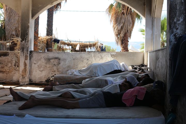 Des migrants pakistanais dorment sous l'ancienne v&eacute;randa de l'h&ocirc;tel Captain Elias, le 19 ao&ucirc;t 2015 &agrave; Kos (Gr&egrave;ce). (BENOIT ZAGDOUN / FRANCETV INFO)