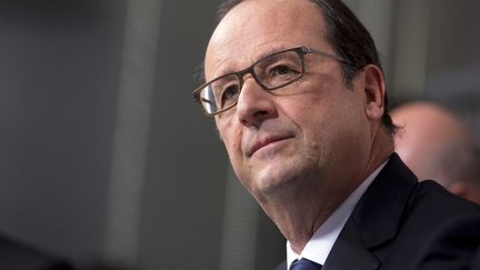 Fran&ccedil;ois Hollande, lors de la visite de l'usine&nbsp;ArcelorMittal &agrave; Florange (Moselle), le 24 novembre 2014.&nbsp; (PHILIPPE WOJAZER / AFP)