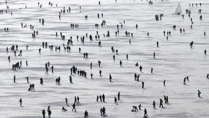 Des personnes jouent sur le lac gel&eacute; de Joux (Suisse), le 12 f&eacute;vrier 2012. (DENIS BALIBOUSE / REUTERS)