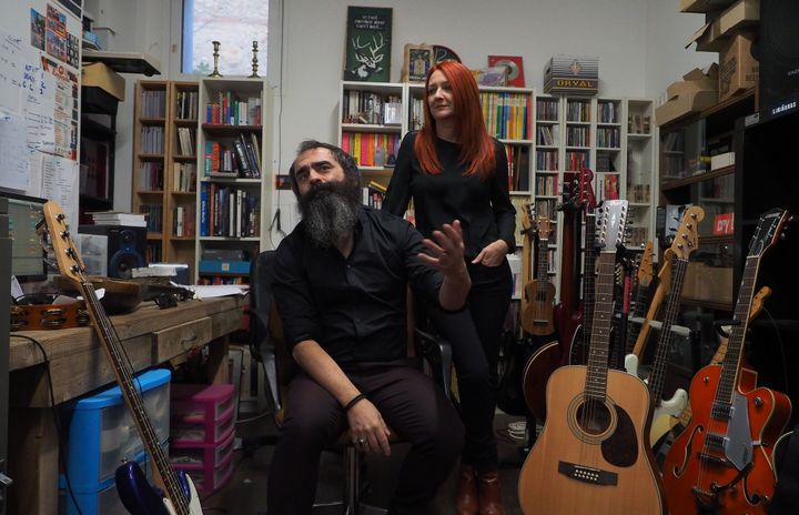 Lionel et Marie Limiñana de The Limiñanas, chez eux à Cabestany, en janvier 2018.
 (Raymond Roig/ AFP)