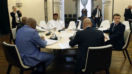 Le président français Emmanuel Macron, le président malien Boubacar Keita, le président du Burkina Faso Roch Marc Christian Kabore, le président du Niger Mahamadou Issoufou, le président mauritanien Ould Cheick El Ghazouni et le président tchadien Idriss Déby, à Pau (Pyrénées-Atlantiques), lundi 13 janvier 2020.&nbsp; (AFP)