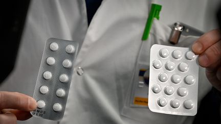 Des plaquettes de médicaments contenant de la chloroquine et de l'hydroxychloroquine, présentées à l'IHU Méditerranée Infection, le 26 février 2020. (GERARD JULIEN / AFP)