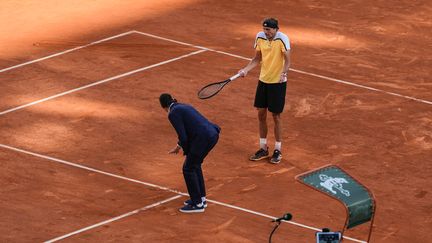 Enervé. Alexander Zverev peste en finale de Roland-Garros contre une décision de l'arbitre. Sur un point déterminant, l'Allemand voyait faute la deuxième balle de service de Carlos Alcaraz, le 9 juin 2024. (DIMITAR DILKOFF / AFP)