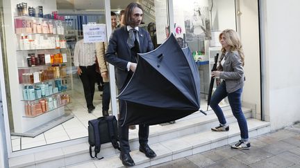 Le mathématicien Cédric Villani, candidat aux élections législatives avec le mouvement d'Emmanuel Macron, lors d'une visite à Orsay (Essonne), le 12 mai 2017. (THOMAS SAMSON / AFP)