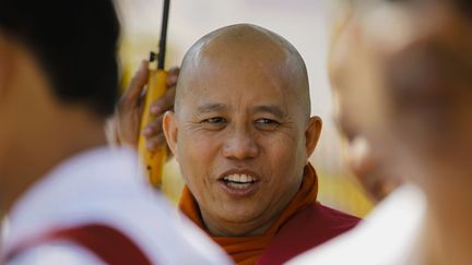 A la pointe du mouvement anti-musulman, une organisation, le Mouvement 969, chiffres symboliques du bouddhisme.

Le mouvement est dirigé par un moine, U Wirathu, qui tient des discours «ouvertement racistes», «de plus en plus acceptés par la communauté ordinaire des bonzes birmans», selon le journal suisse «Le Temps». Selon certaines sources, des durs du régime militaire chercheraient à utiliser le 969 et à susciter des troubles pour affaiblir le processus de transition démocratique. De son côté, Aung San Suu Kyi, prix Nobel de la paix et icône de l’opposition au régime, dont on voit le portrait partout, est restée silencieuse sur les émeutes anti-musulmanes.  (Reuters - Soe Zeya Tun)