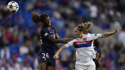 La joueuse du PSG Grace Geyoro et celle de l'OL, Camille Abily, pendant la finale de la Ligue des champions féminine en juin 2017. (JAVIER SORIANO / AFP)