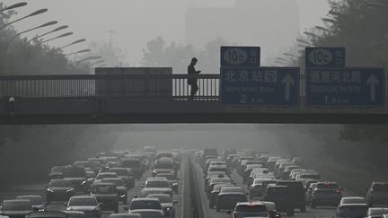 An episode of air pollution in Beijing, China, November 1, 2023. (PEDRO PARDO / AFP)