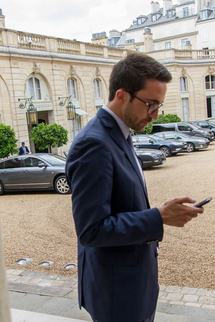 Thomas Mesnier dans la cour de l'Elysée, le 10 juillet 2017. Le député&nbsp;vient de visiter le palais en compagnie des jeunes lauréats du concours organisé par l'association charentaise Qui est Marianne ? (ELODIE DROUARD / FRANCEINFO)