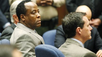 Le Dr Conrad Murray lors de l'&eacute;nonc&eacute; du verdict de la Cour sup&eacute;rieure de Los Angeles lundi 7 novembre 2011. (AL SEIB/REUTERS)