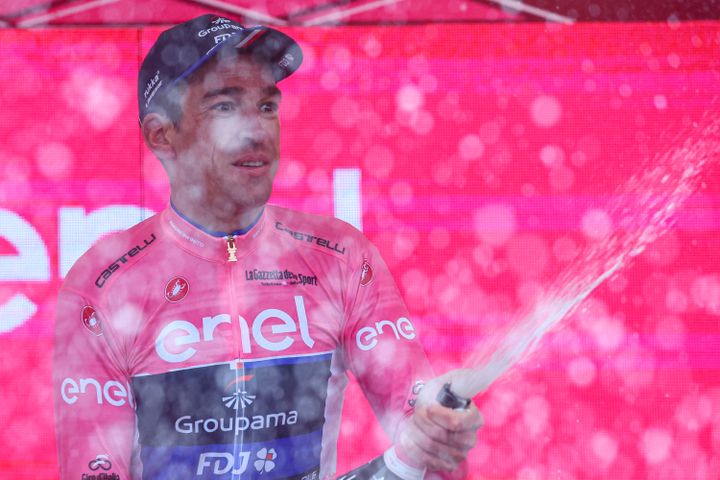 Bruno Armirail ha indossato per la prima volta la maglia rosa di leader del Giro il 20 maggio 2023, dopo la quattordicesima tappa.  (Luca Bettini/AFP)