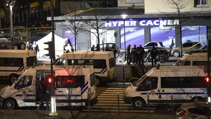 Des fourgons de CRS stationnent devant l'Hyper Cacher au soir de la prise d'otages, &agrave; Paris, le 9 janvier 2015. (ERIC FEFERBERG / AFP)