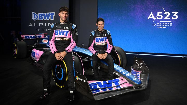 Pierre Gasly et Esteban Ocon, pilotes de F1, posent avec le modèle Alpine A523, le 16 février 2023. (DANIEL LEAL / AFP)