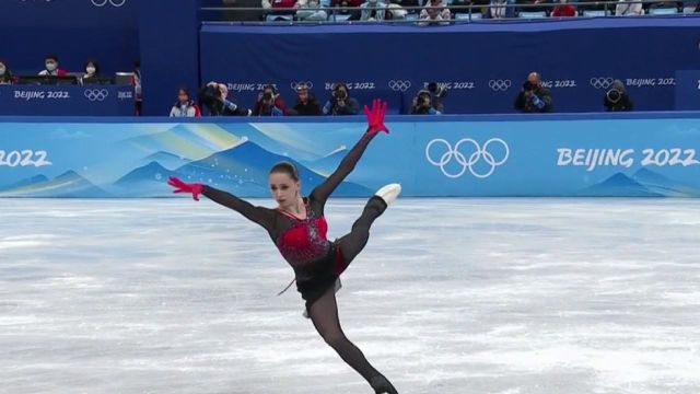 Grande favorite pour le titre, la patineuse Russe Kamelia Valieva n'a pas supporté la pression, après avoir été contrôlée positive à un produit dopant. Elle termine au pied du podium et laisse le titre à sa compatriote Anna Shcherbakova.