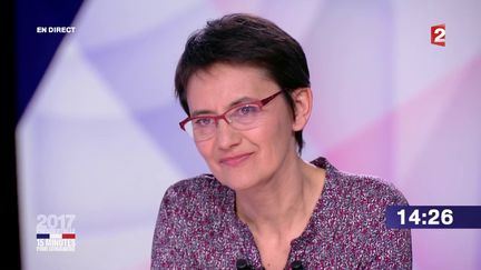 La candidate de Lutte ouvrière Nathalie Arthaud sur le plateau de l'émission "15 minutes pour convaincre" sur France 2, le 20 avril 2017. (FRANCE 2)